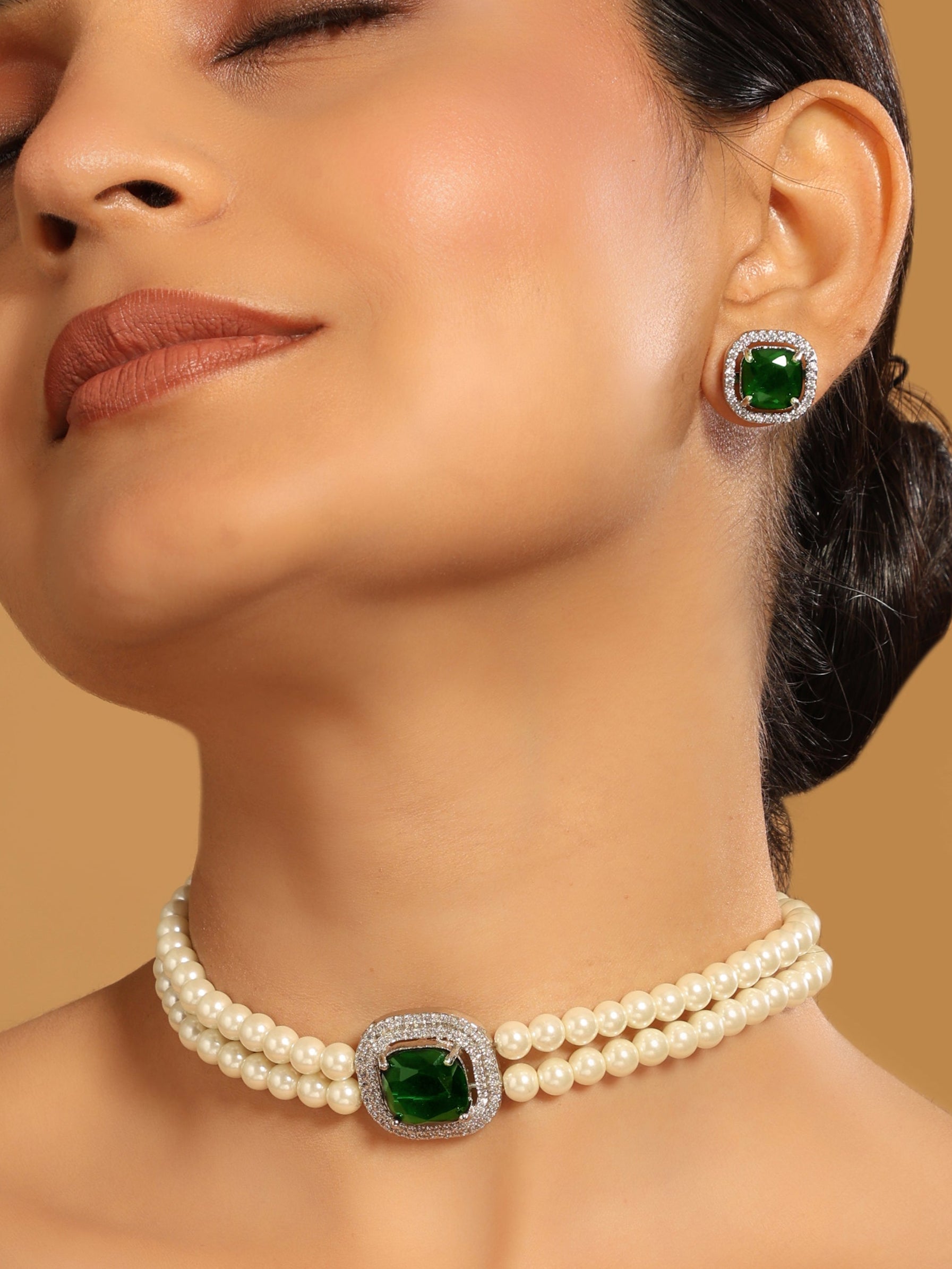 Emerald Elegance Pearl Choker Necklace Set